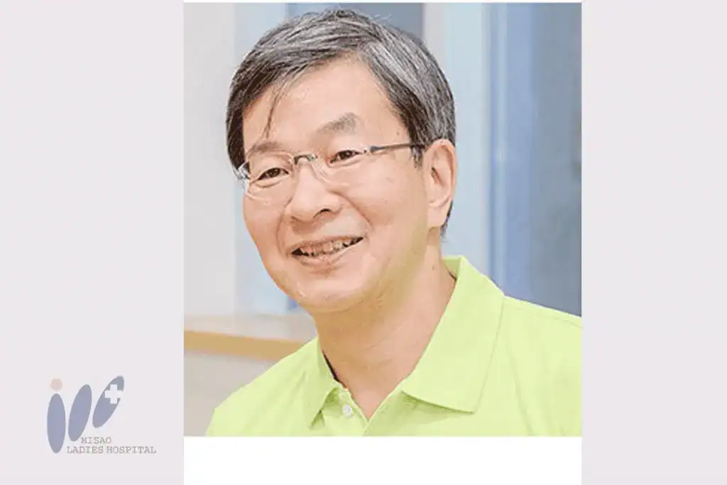 医師の笑顔と親しみやすさを伝える画像、女性患者さんも安心できる環境をアピール.