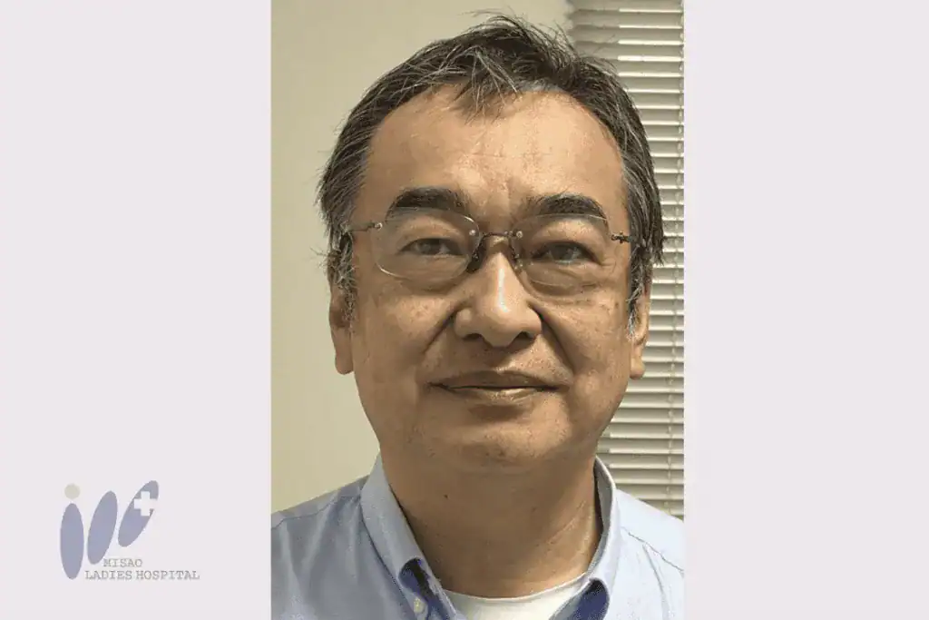 操レディスホスピタルの医師のポートレート写真、安心感と信頼性を伝える専門医の笑顔。.