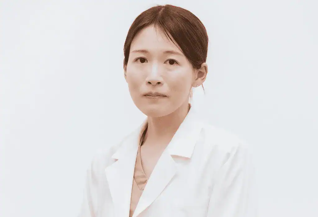 操レディスホスピタルの医師が患者を診察している様子.